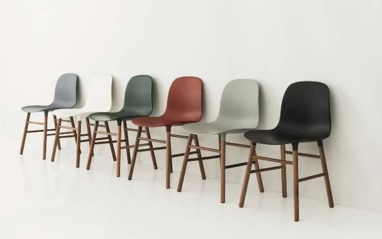 Form Chair walnoot stoel zwart