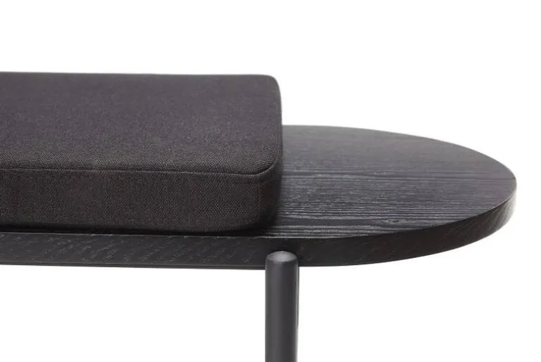 Houten bank met kussen zwart
